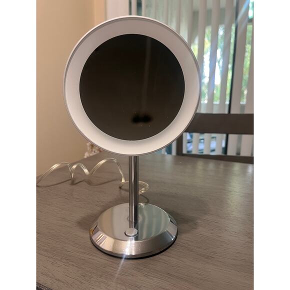 Magnifying Makeup Mirror with Light - Picture 2 of 3
